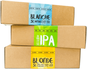 Trois recharges Eazy Brewing empilée les unes sur les autres. On peut voir les recettes pour bière Blonde, IPA et Blanche. Elles contiennent tout le nécessaire pour brasser 4 à 5 litres d'une bière .